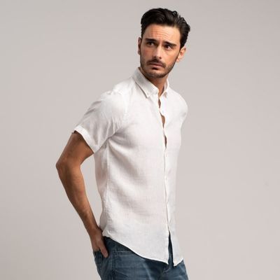 Camicia uomo manica corta realizzata in puro lino bianco tinto capo